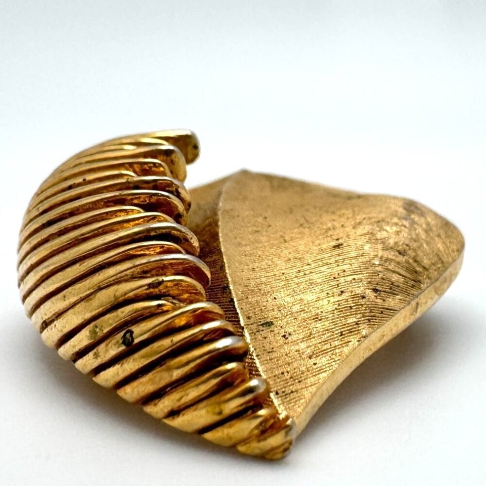 Vintage Crown Trifari Textured Goldtone Wave Heart Pin Brooch - Picture 6 of 8